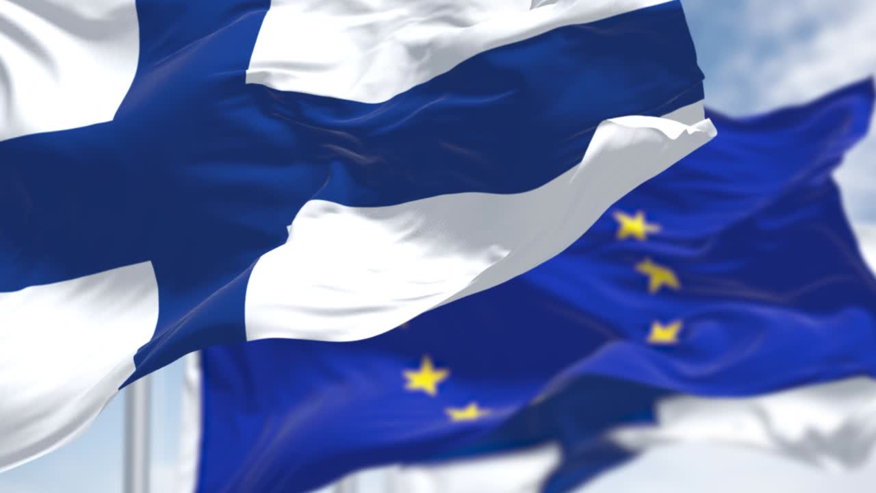 핀란드의 국기가 바람에 흔들리는 느린 속도 로프와 희미한 유럽 연합 발