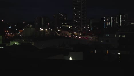 Timelapse-De-La-Ciudad-De-Brisbane-Por-La-Noche,-Mostrando-Semáforos-Y-Trenes-Que-Pasan-Con-Un-Telón-De-Fondo-De-Edificios-Iluminados.