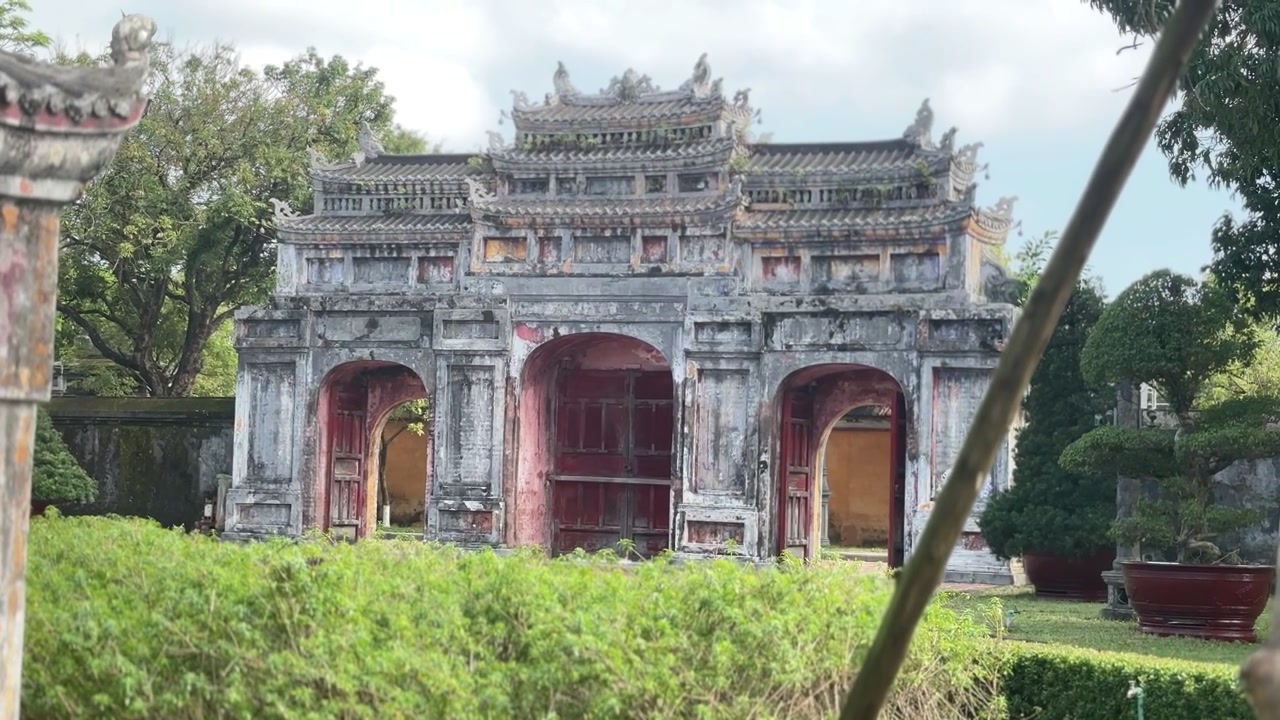 Cận cảnh một cổng tam quan phong hóa với chi tiết mái trang trí công phu, thể hiện kiến trúc lịch sử và di sản văn hóa bên trong Đại Nội Huế, Việt Nam
