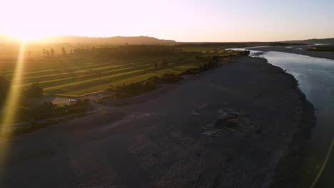 Sonnenuntergang-Am-Hokitika-Strand-Mit-Wolken-Und-Goldenem-Himmel-Auf-Der-Südinsel-Neuseelands