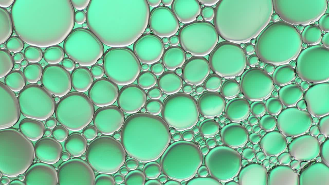 물 위에 떠다니는 기름방울의 다채로운 예술적.