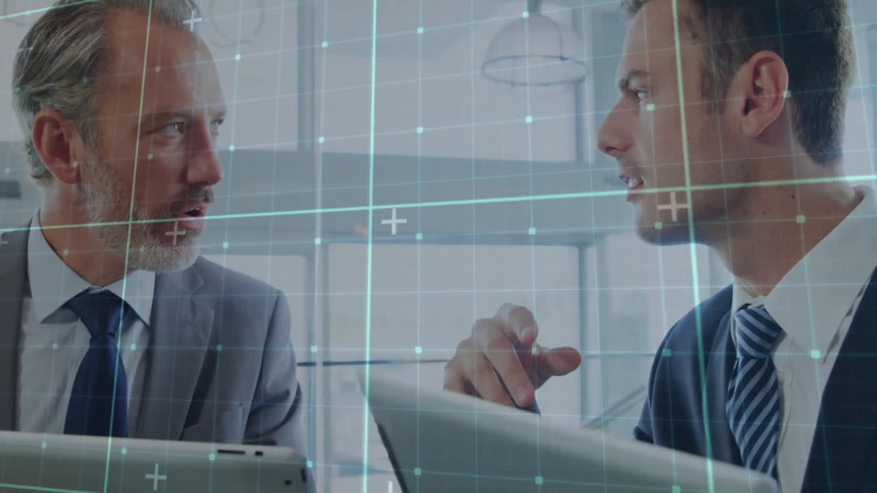 애니메이션 그리드 및 데이터 포인트, 비즈니스 전문가가 태블릿에서 정보를 논의합니다.