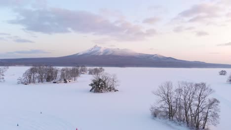 El-Dron-Retrocede-Lentamente-Del-Hermoso-Paisaje-Nevado-Sobre-El-Lago-Congelado