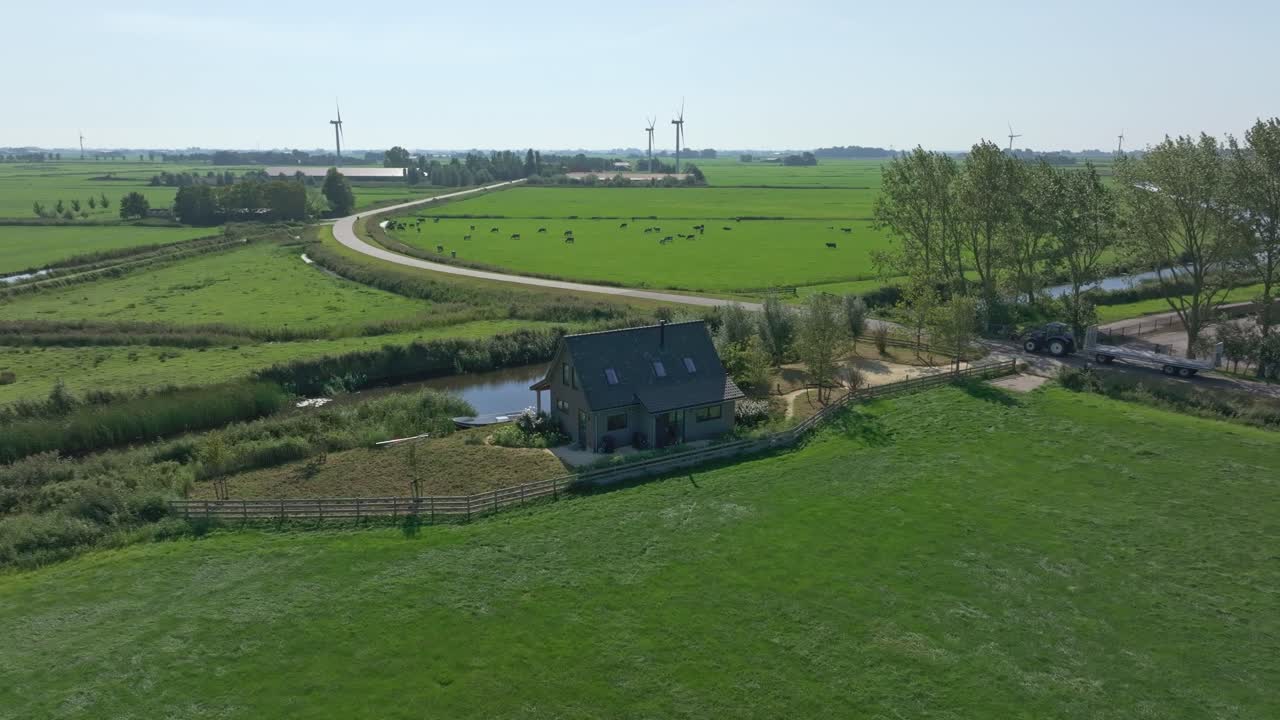 Luftfoto af Allingawier med båd, traktor, gård, der viser et smukt landskab ved vandet i Holland.