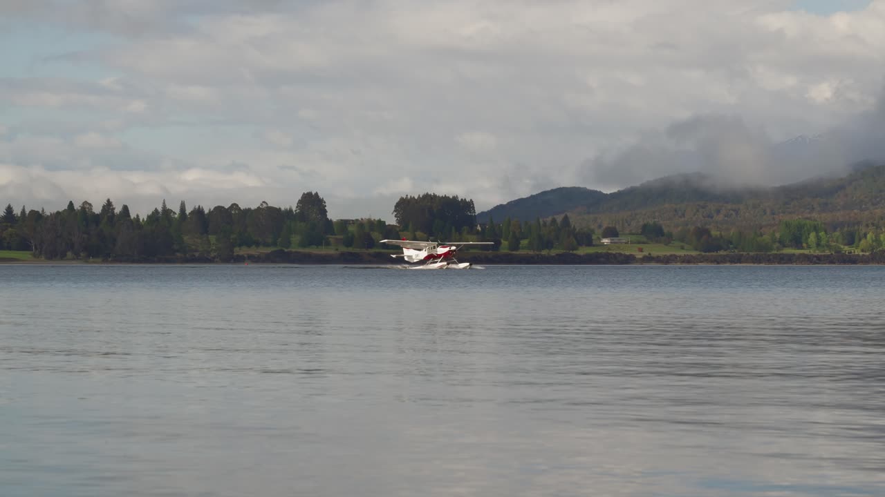 부드럽고 잔잔한 호수, 뉴질랜드를 여행하는 먼 수상 비행기