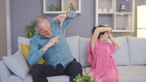 el abuelo divirtiéndose con su nieta.