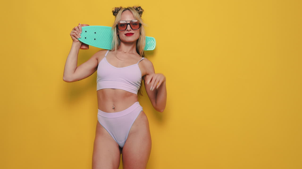 Donna in bikini con skateboard