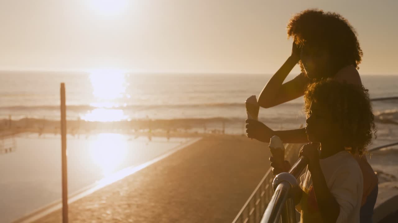 madre e hijo comiendo helado al atardecer