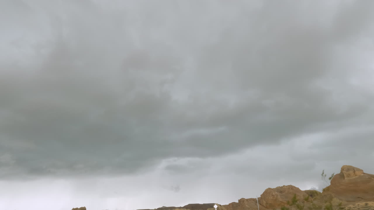 un rayo golpea justo delante de la cámara mientras conduce a través del desierto