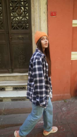 mujer con camisa a cuadros y gorra
