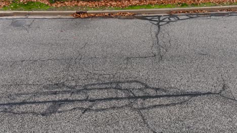 inclinándose hacia una calle después de una tormenta de invierno