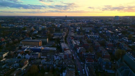 Wunderschönes-Panorama-Der-Skyline-Von-Arnheim-Bei-Orangefarbenem-Sonnenuntergang-An-Einem-Tag-Mit-Wolken