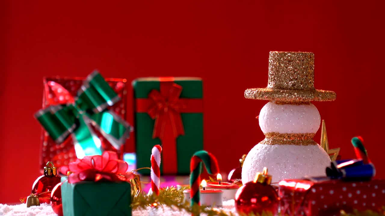 스노우맨과 선물 상자 장식은 새해 또는 크리스마스 휴가 국제에 눈에.