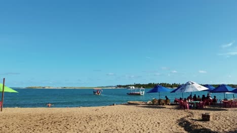 El-Hermoso-Destino-Turístico-Tropical-Playa-Barra-De-Cunhaú-Con-Gente-Disfrutando-Del-Cálido-Río-En-La-Pequeña-Ciudad-Costera-De-Canguaretama-Cerca-De-Pipa-Y-Natal-En-Rio-Grande-Do-Norte,-Brasil