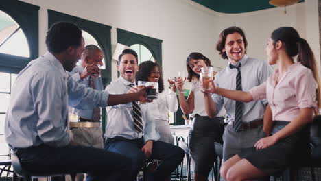 Retrato-De-Colegas-De-Negocios-Reunidos-Para-Tomar-Una-Copa-Después-Del-Trabajo-En-El-Bar