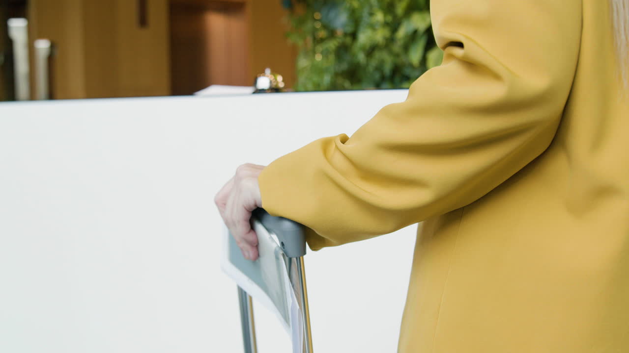 호텔 에서 고 있는 금발 여자 의 뒷면