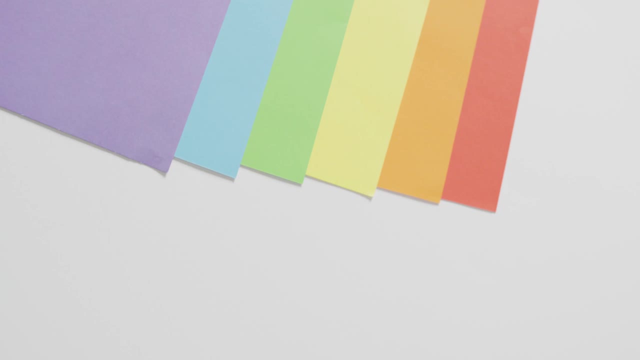 복사 공간과 함께 색 표면에 무지개 시트의 비디오