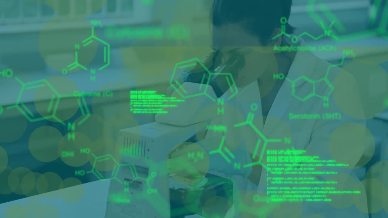 실험실에서 백인 여성 과학자에 대한 화학 공식으로 데이터 처리의 애니메이션