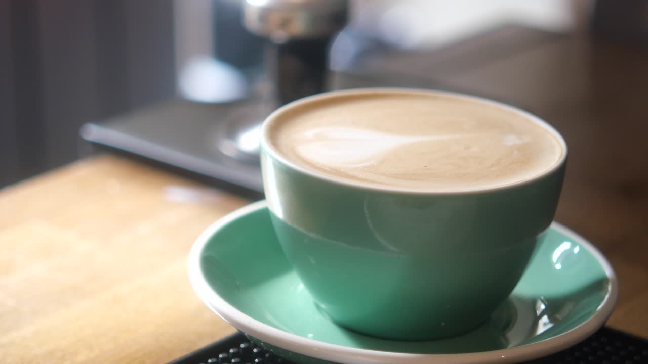 라테 아트 커피의 티알 컵