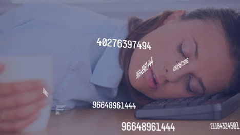 animación de números cambiantes sobre mujer caucásica sosteniendo una taza durmiendo en un teclado