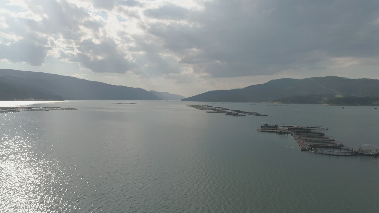 산 댐에 있는 많은 양어장
