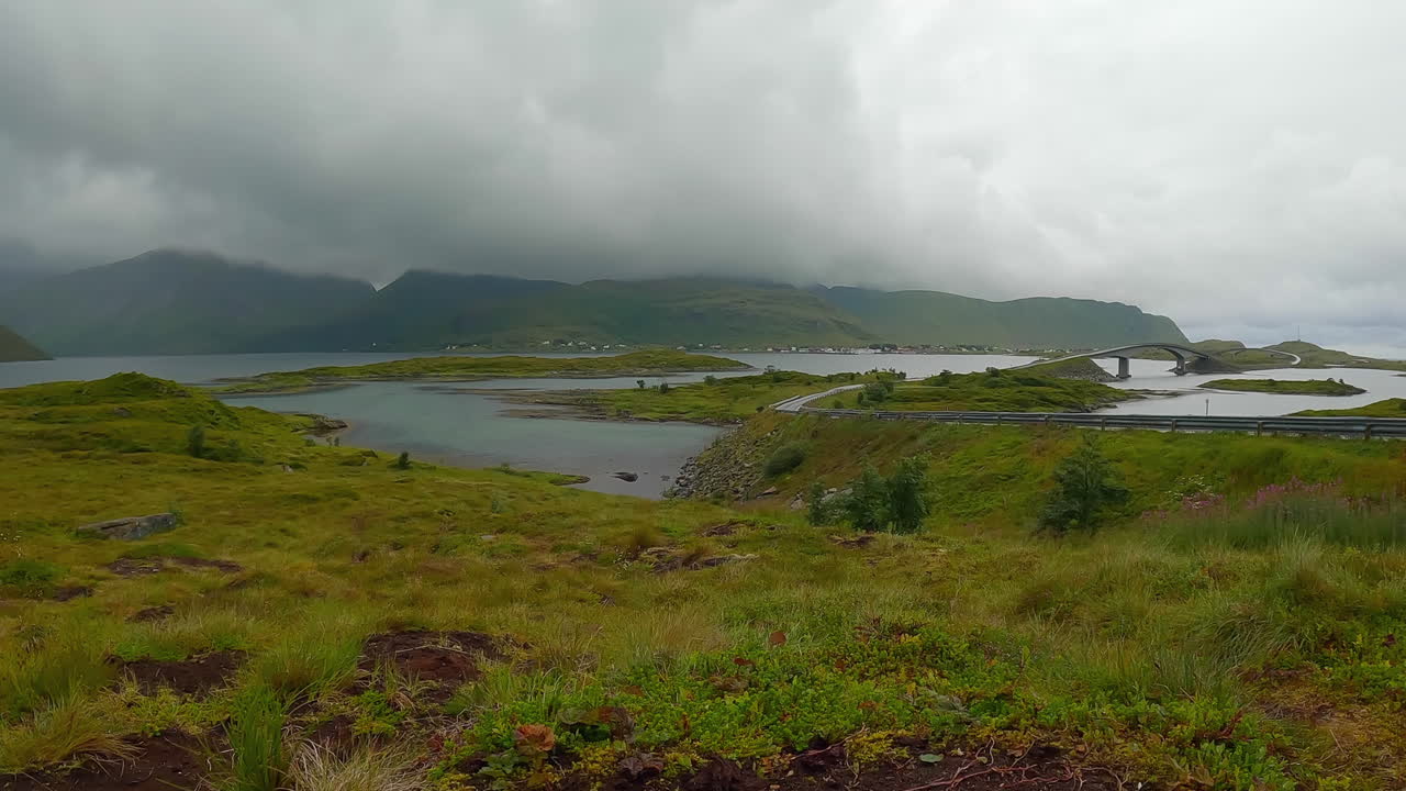 여름철 로포텐, 타임랩스에서 흐린 비오는 날 프레드방 다리