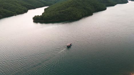 Vista-Aérea-Panorámica-Del-Crucero-Turístico-En-Barco-Por-El-Río-Albanés-Cerca-Del-Bosque-De-Montaña