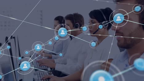 animazione della rete di connessione con icone su uomini d'affari che indossano cuffie telefoniche
