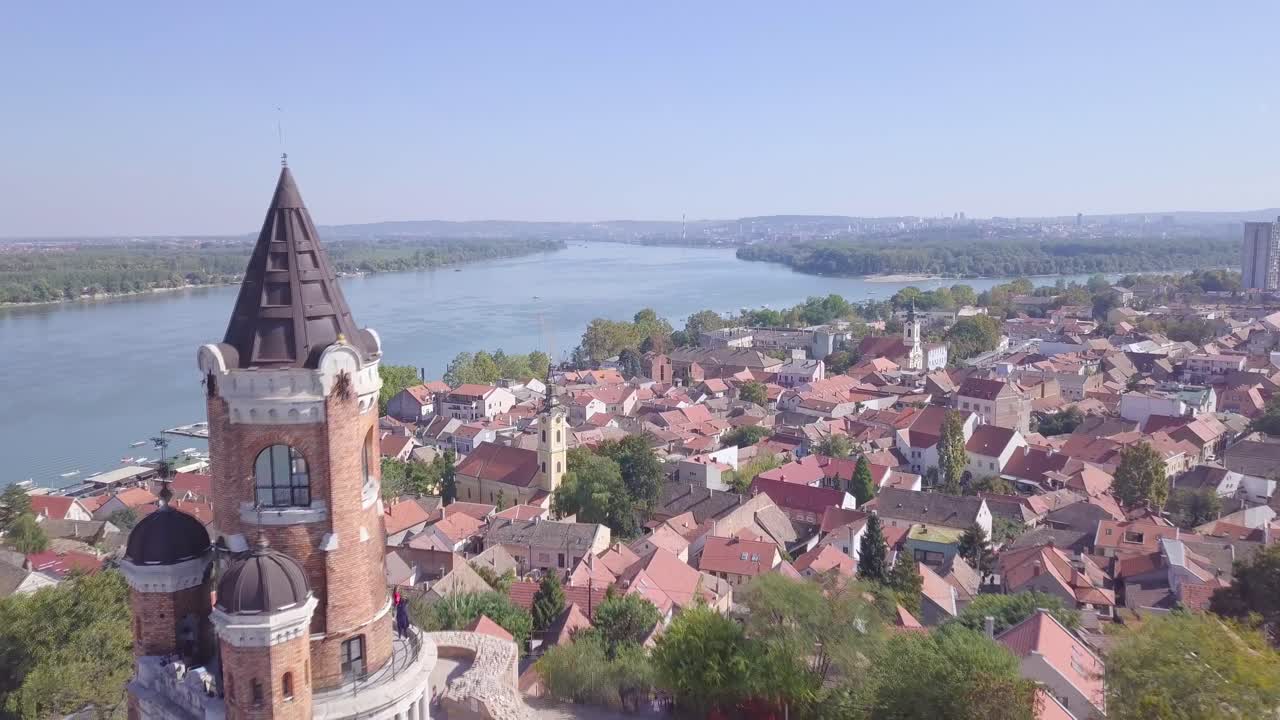 fantástica toma aérea cinematográfica en 4k de la torre gardos en la ciudad vieja de zemun, belgrado