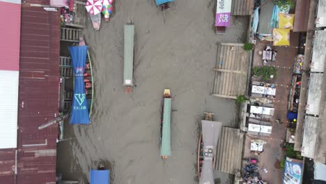 Los-Barcos-Pasan-Por-El-Concurrido-Canal-En-El-Mercado-Flotante-De-Amphawa.