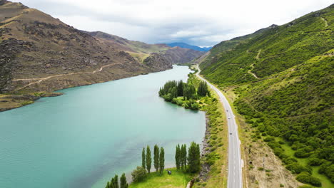 Way-to-Bendigo-Freedom-Camping,-road,-bike-path-and-stunning-scenery