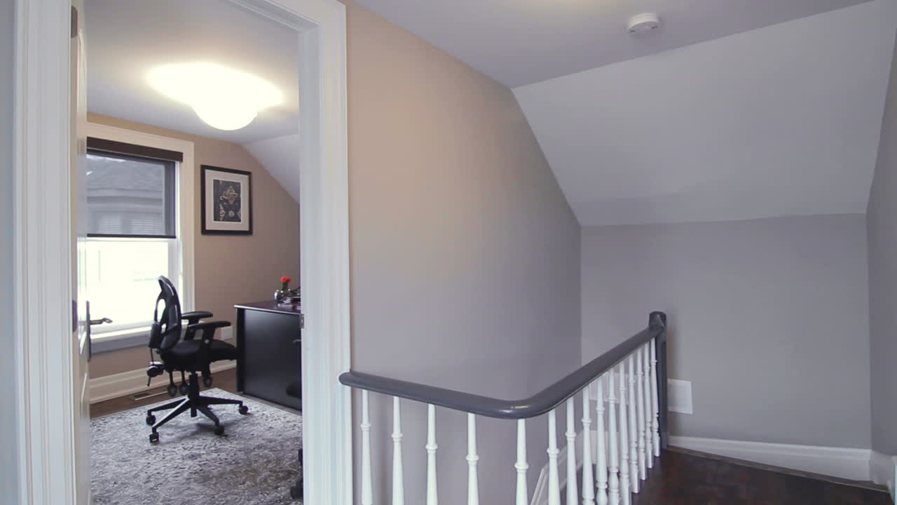 pequeña oficina arriba en una casa antigua con pisos de madera