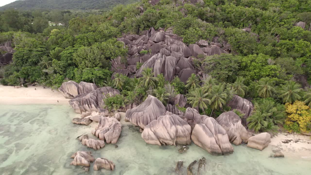 Drönarvy som avslöjar den spektakulära stranden vid lågvatten och granitklipporna vid Anse Source d'Argent, La Digue, Seychellerna.
