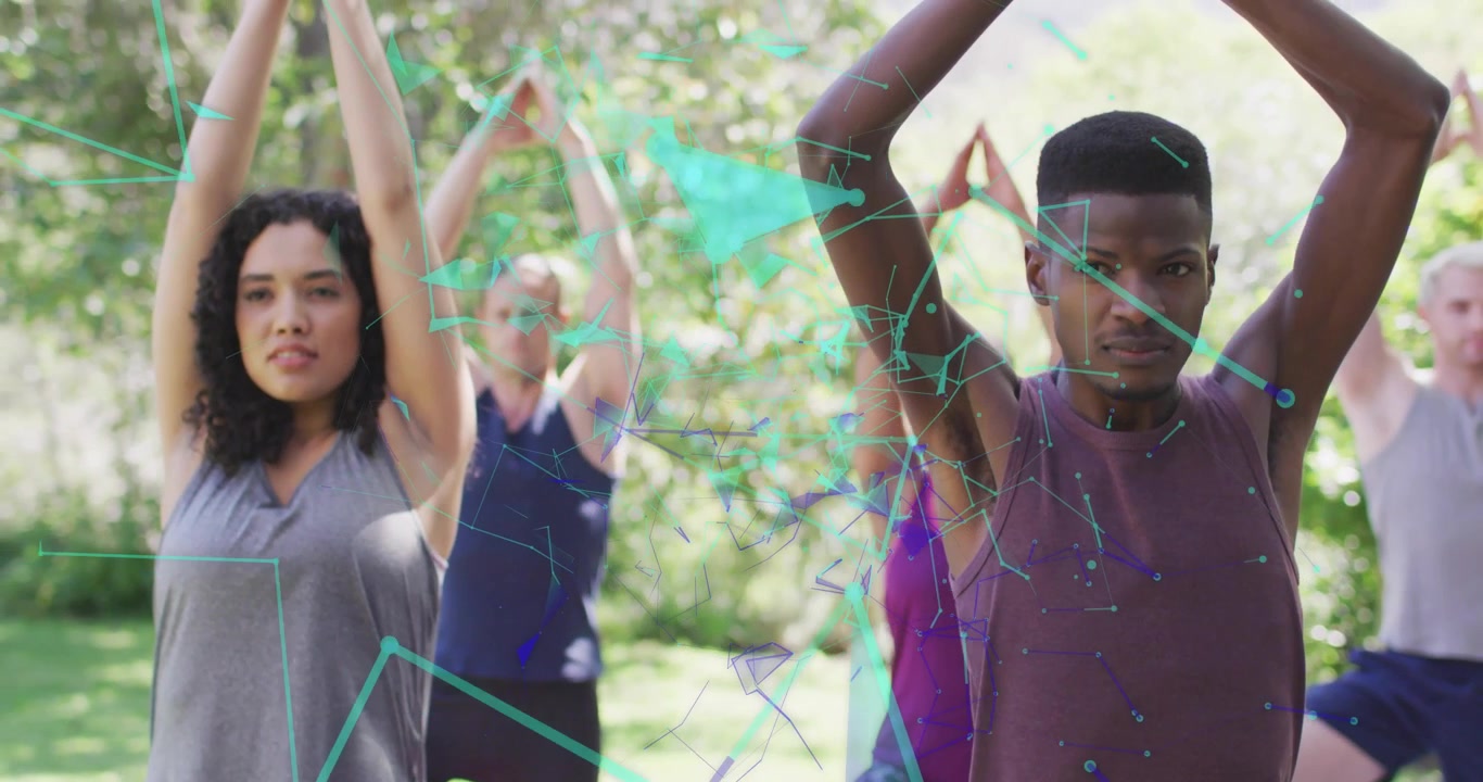 Istruttore che invita un gruppo di yoga in un parco a sollevarsi nella posizione dell'albero per l'equilibrio, con una sovrapposizione verde-blu.