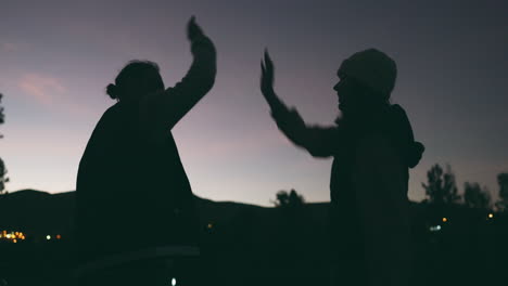 Menschen,-High-Five-Und-Feiern-In-Der-Nacht-In-Der-Stadt