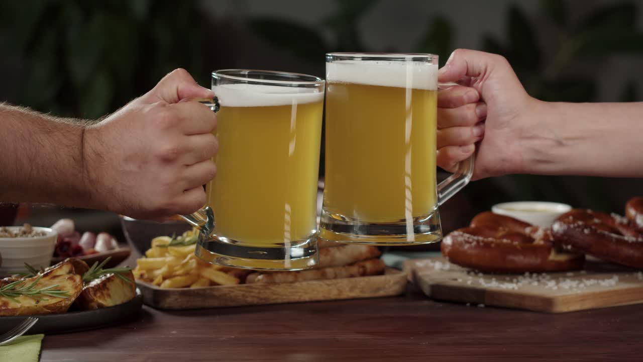 Kadeh Kaldırarak İki Bira Bardağını Tokuşturan Eller