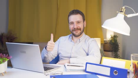 trabajador de oficina en casa haciendo un gesto positivo a la cámara.