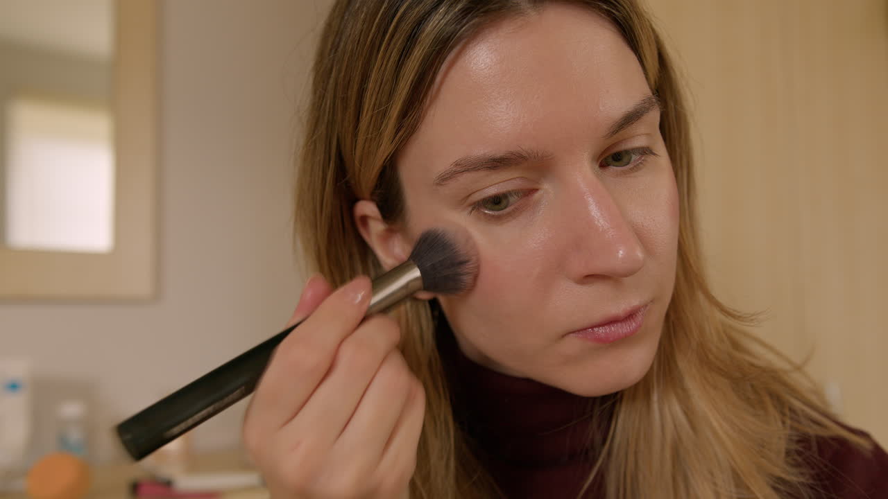 chica maquillándose en casa