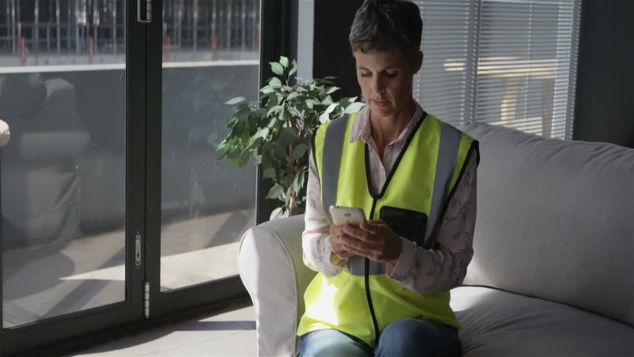 ingeniera mujer usando teléfono móvil 4k