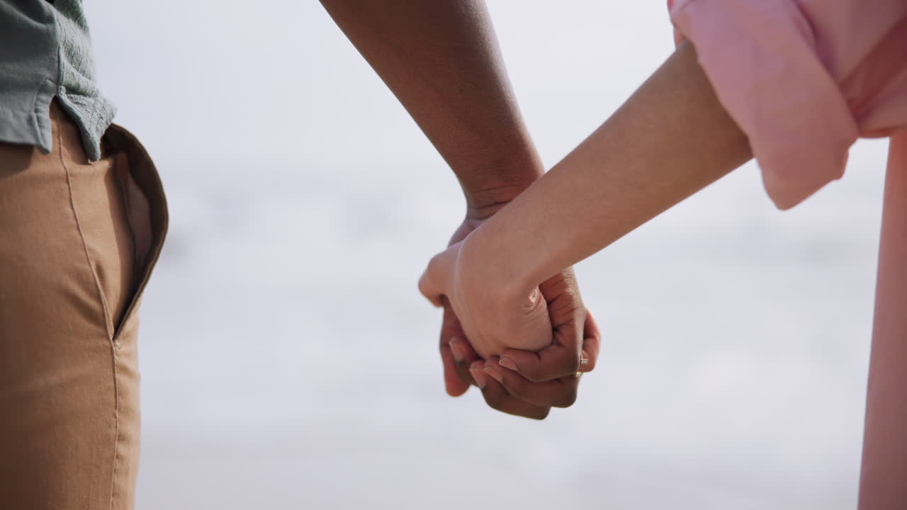 Una pareja de manos en la mano.