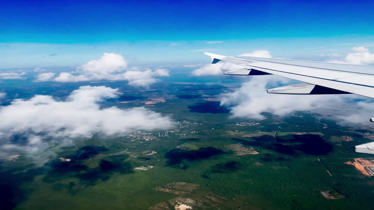 Utsikt over landskap fra flyvindu