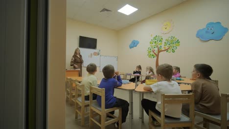 lección de preparación preescolar en el centro de aprendizaje