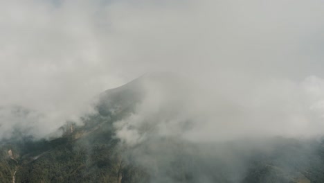 niebla y nubes en el volcán tungurahua en baños de agua santa, ecuador - toma aérea de drones