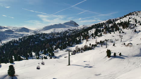 Imágenes-Aéreas-De-Una-Estación-De-Esquí-Con-Telesillas-Y-Montañas-Nevadas-En-Las-Dolomitas