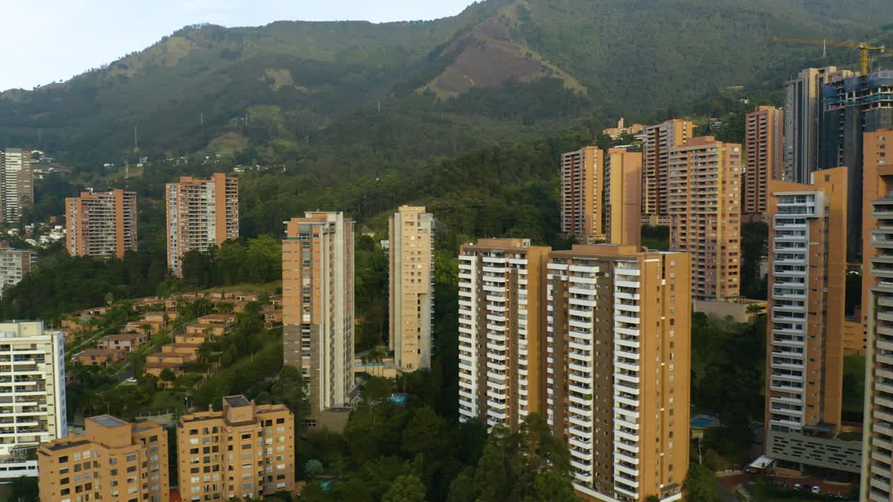 Aérea em movimento para a direita revela edifícios de apartamentos de tijolos em cidade sul-americana