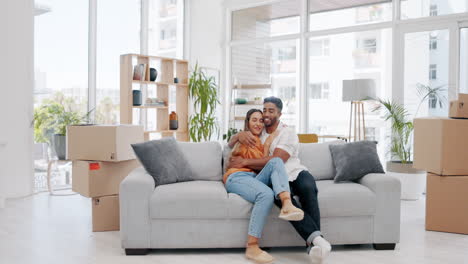 pareja feliz, sofá y muebles en movimiento en nuevo