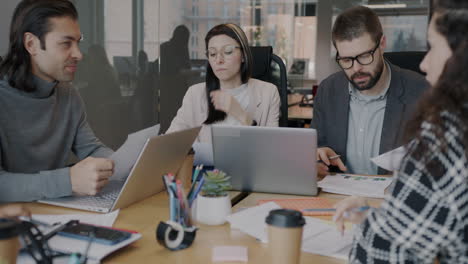 reunión de negocios en una oficina moderna