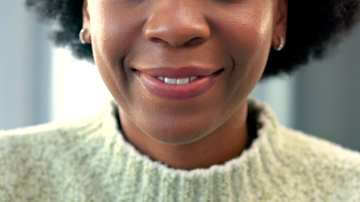 Una ragazza felice che sorride con denti dritti