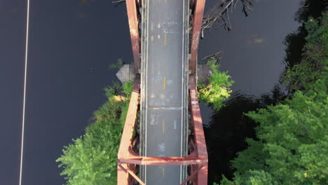 Draufsicht-Auf-Die-Verlassene-Arkwright-Brücke-über-Den-Pawtuxet-River-In-Rhode-Island