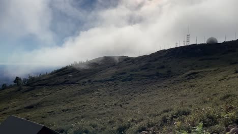 una toma estática de niebla matutina en un hermoso valle